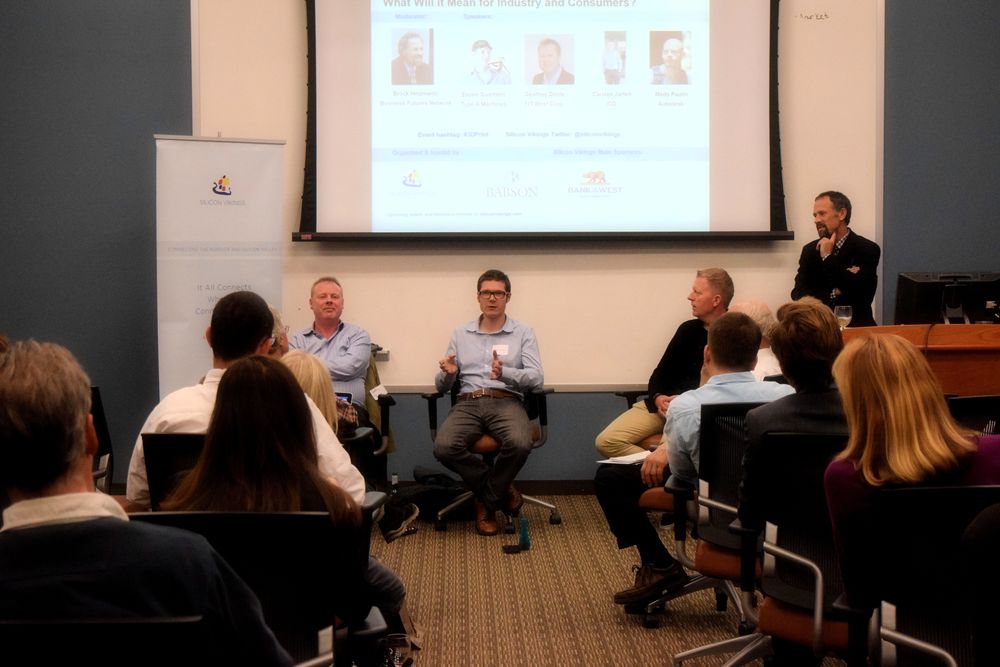 Silicon Vikings members listening to a speaker on Innovation, Entrepreneurship, and Learning